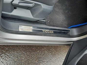 Volkswagen Tiguan 2016-2023 Накладки на дверні пороги Carmos (нерж) car300372 фото